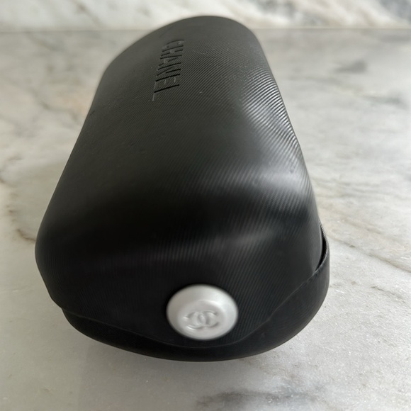 Authentic preowned black Chanel sunglasses with silver CC logo - Picture 6 of 8